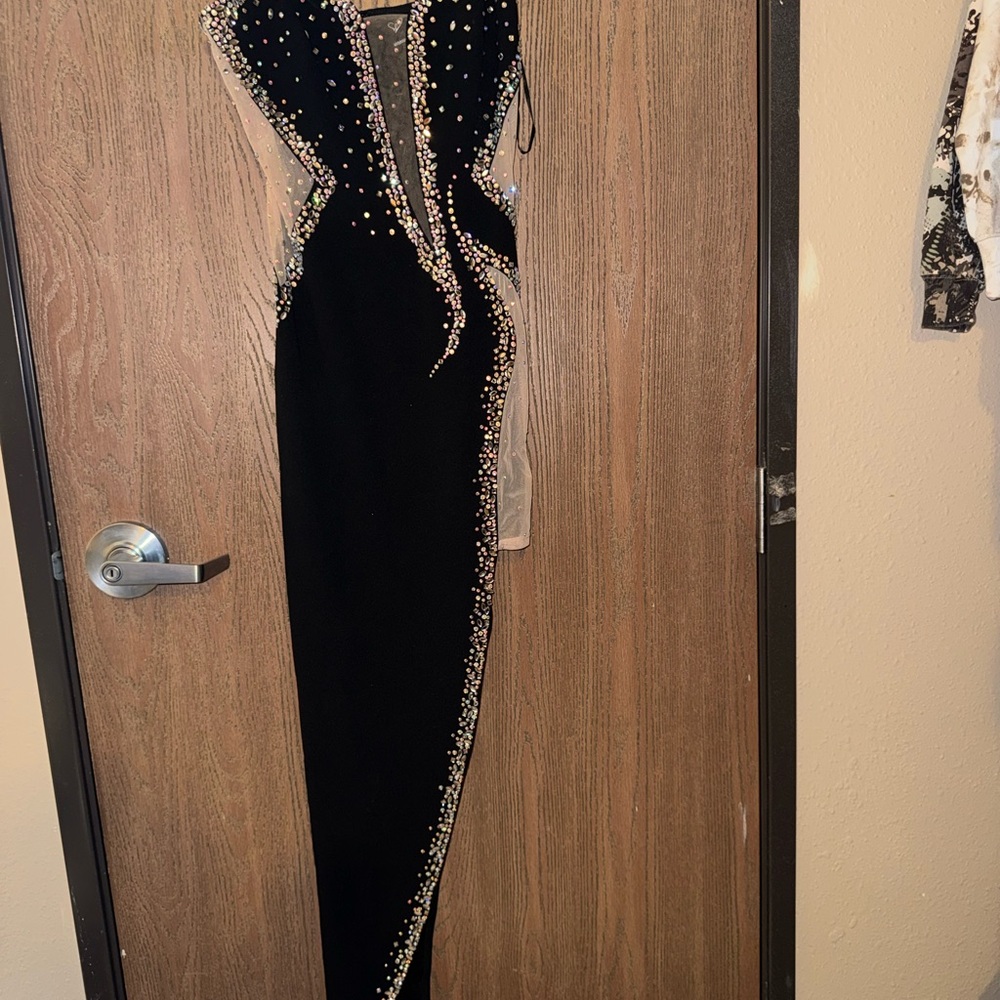 Elegant Black Evening Dress with Rhinestone Accents